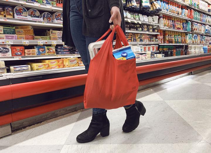 Immagine prodotto Kikkerland Borsa della spesa con portachiavi
