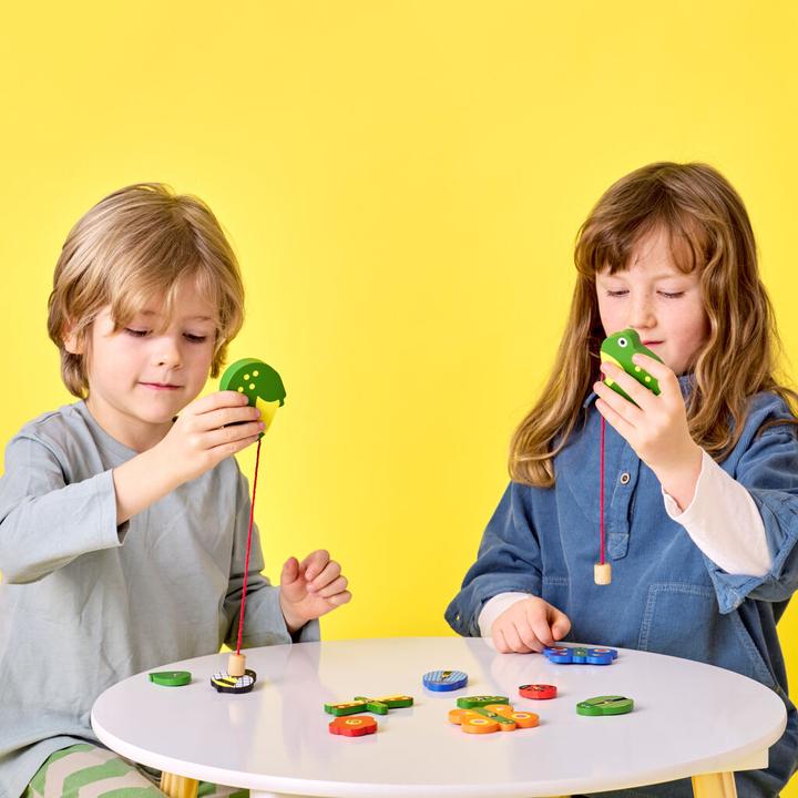 Produktbild Kikkerland Catch a Bug Wooden Fishing Game (Französisch, Deutsch, Portugiesisch, Spanisch, Niederländisch, Italienisch, Isländisch, Englisch)
