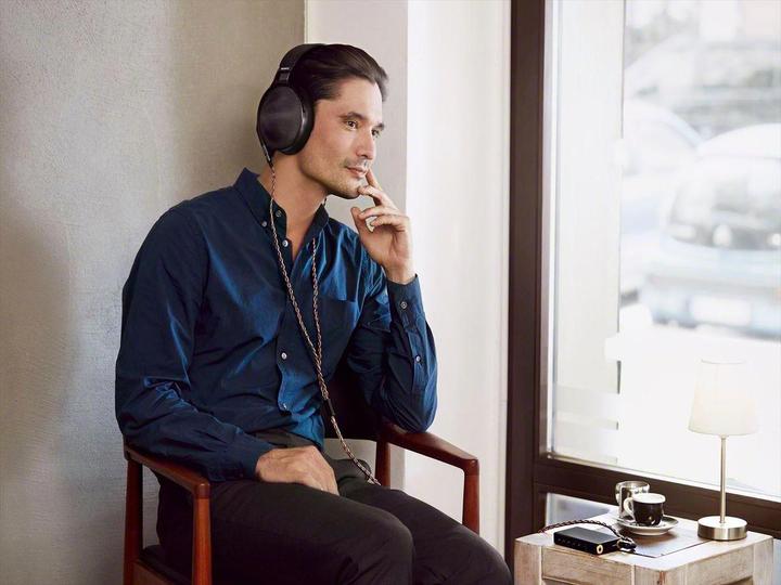 Actual product image Sony MDR-Z1R Signature Series (No noise cancelling, Cable)