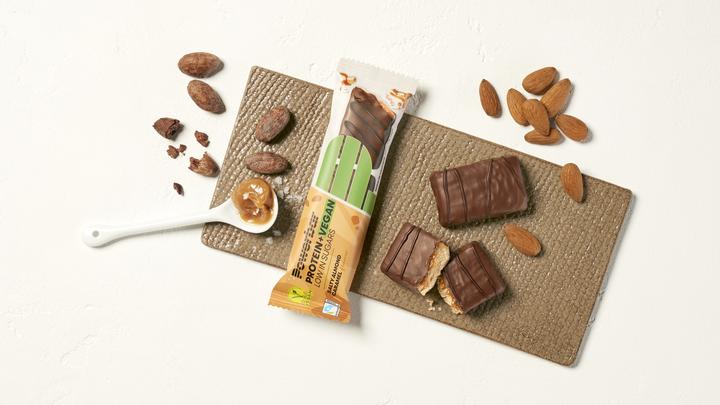 Produktbild Powerbar Protein Plus Low Sugar Vegan (Salzige Mandel, Karamell, 12 Stk., 504 g)