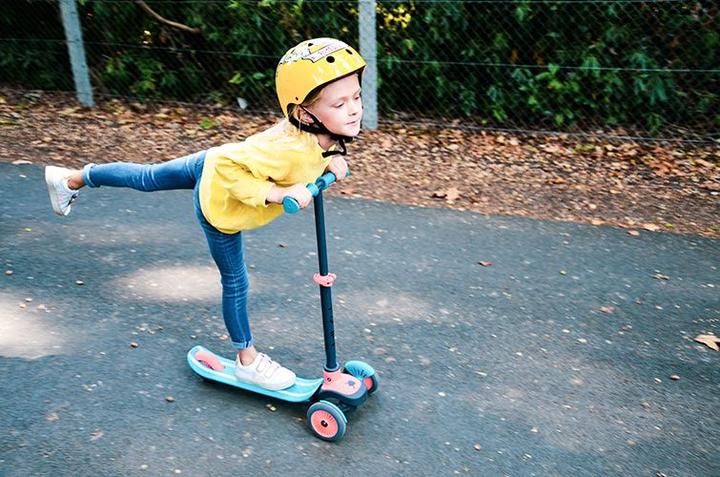 Actual product image Chillafish Scotti GLOW 3-wheel scooter with brake and LED lights