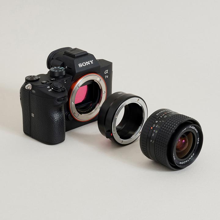 Produktbild Urth Lens Mount Adapter: Compatible with Praktica B Lens to Sony E Camera Body