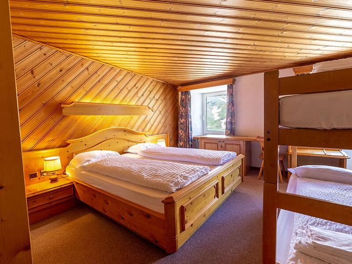Produktbild Smartbox 1 Übernachtung mit Schneeschuhwanderung bei Nacht im Kanton Graubünden (2 Pers.)