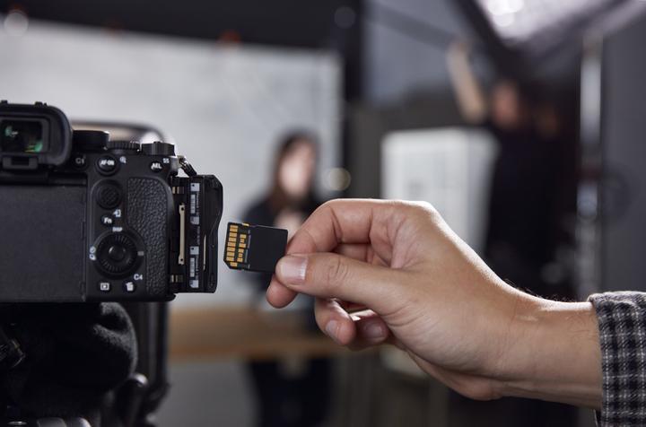 Actual product image Kingston Canvas React Plus (1000 GB, SDXC, U3, UHS-II)
