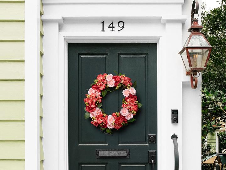 Image du produit Beliani Couronne de porte rouge / rose avec fleurs artificielles ø 50 cm AGULO (10 cm)