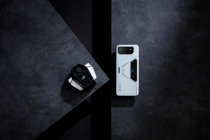 Image du produit ASUS ROG Phone 6 Pro (512 Go, Storm White, 6.78", Double SIM, 50 Mpx, 5G)