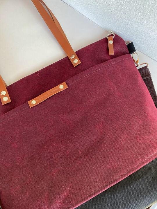 Produktbild Only-Bags.Store Gewachstes Segeltuch LARGE Schulter- und Messenger-Tasche - Burgunderrot und Schwarz - Gross