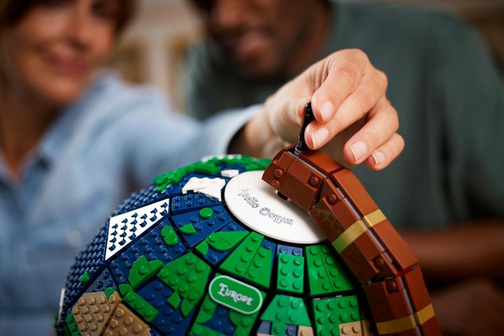 Actual product image LEGO Globe (21332, LEGO Ideas, LEGO Rare Sets)