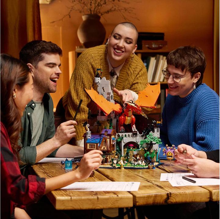 Produktbild LEGO 21348 Dungeons & Dragons: Die Sage vom Roten Drachen (21348, LEGO Ideas, LEGO Seltene Sets)