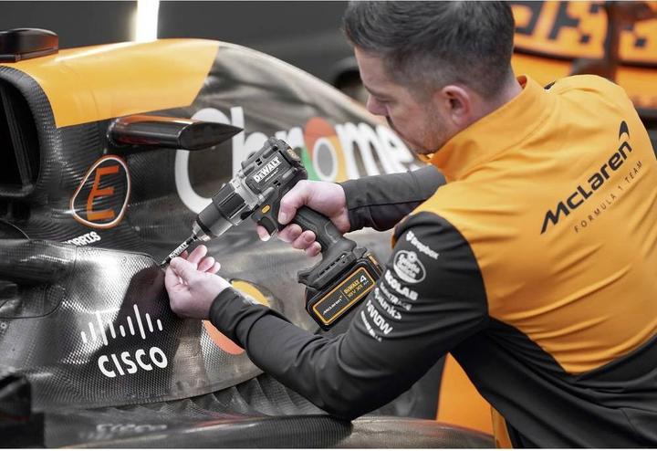 Immagine prodotto DeWalt 18V XR Schlagbohrschrauber mit Schlag 2x4Ah McLaren (Batteria ricaricabile)