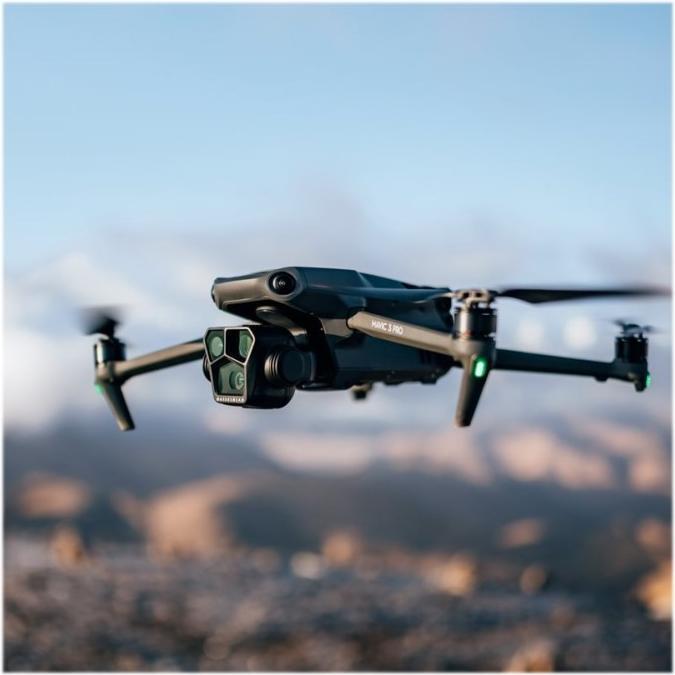 Image du produit DJI Mavic 3 Pro Fly More Combo incl. RC (43 min, 958 g, 48 Mpx)
