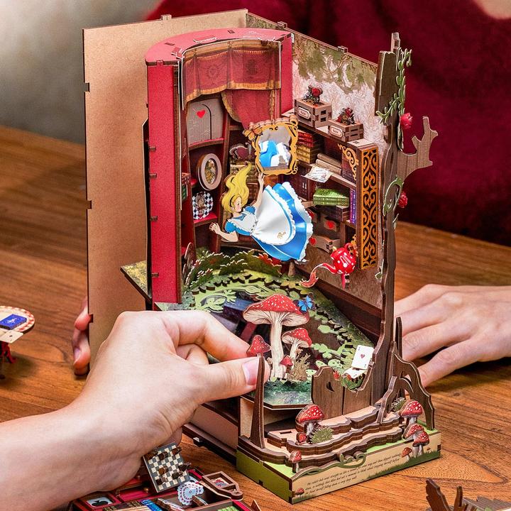 Immagine prodotto Robotime Bausatz Alice im Wunderland, Modell Art: Book Nook