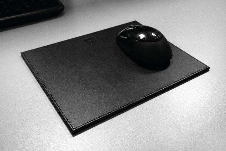 Image du produit Helit Tapis de souris "the leather pad", en cuir, noir Surface en cuir véritable