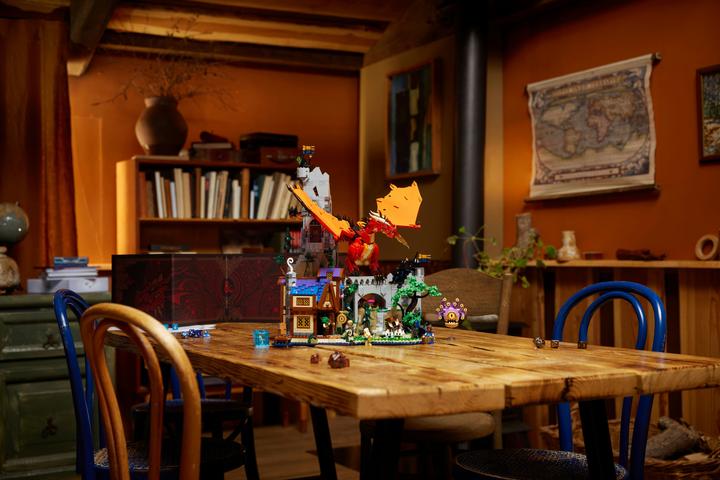 Produktbild LEGO 21348 Dungeons & Dragons: Die Sage vom Roten Drachen (21348, LEGO Ideas, LEGO Seltene Sets)