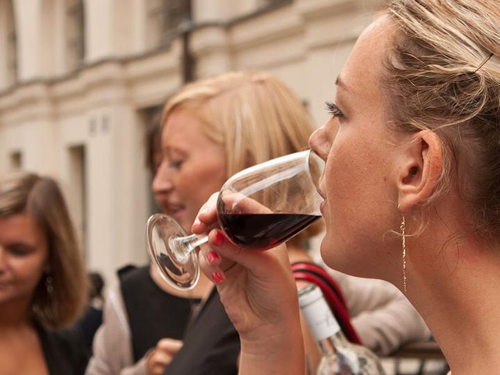 Produktbild Smartbox In Pariser Sternehotel: Weinkunde und Verkostung von renommierten Weinen für 2 (2 Pers.)