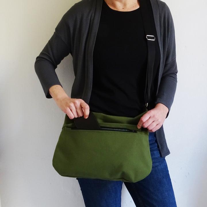 Produktbild Only-Bags.Store Medium Canvas Crossbody Bag mit Reissverschluss und Aussentasche.