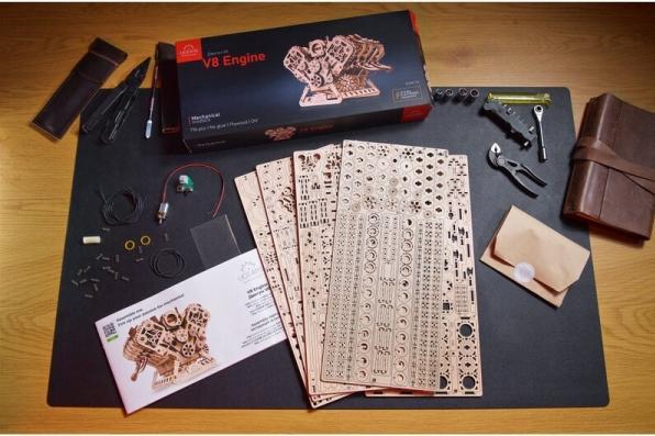 Actual product image Ugears MOTEUR V8 776PCS (FR-DE-EN-POL-ES-UKR)
