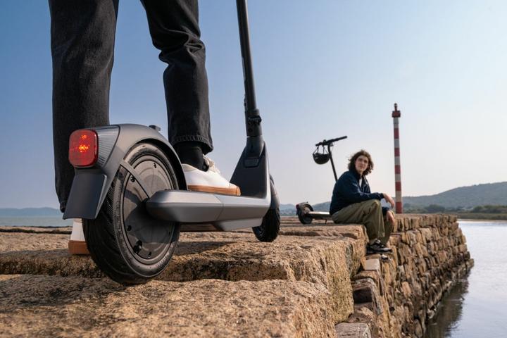 Produktbild Segway-Ninebot E2 Pro E (25 km/h, 35 km, 350 W)