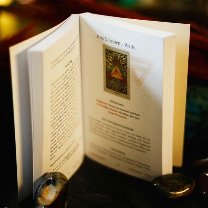 Actual product image TAROT – Spiegel deiner neuen Zeit: Kurs zum Aleister Crowley Thoth Tarot (German, Bernhard Huber, Gerd Bodhi Ziegler, 2023)