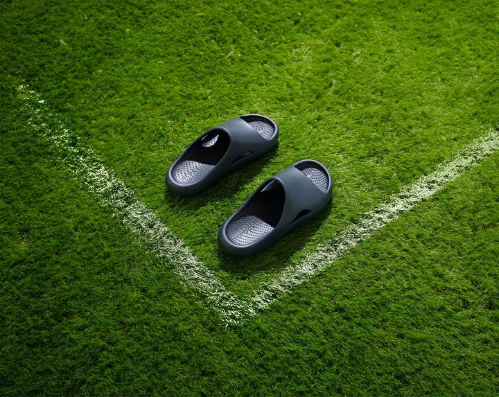 Actual product image Crocs Mellow Recovery Slide (45)
