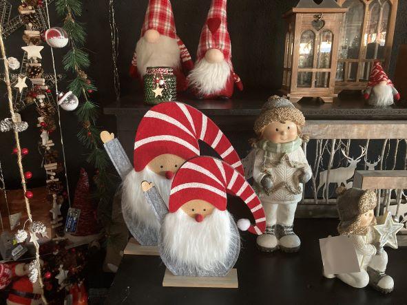 Image du produit GuGus Père Noël décoratif sur socle en bois à poser Couleur : rouge/blanc