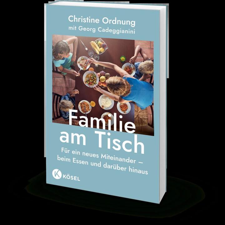 Produktbild Familie am Tisch (Deutsch, Christine Ordnung, Georg Cadeggianini, 2023)