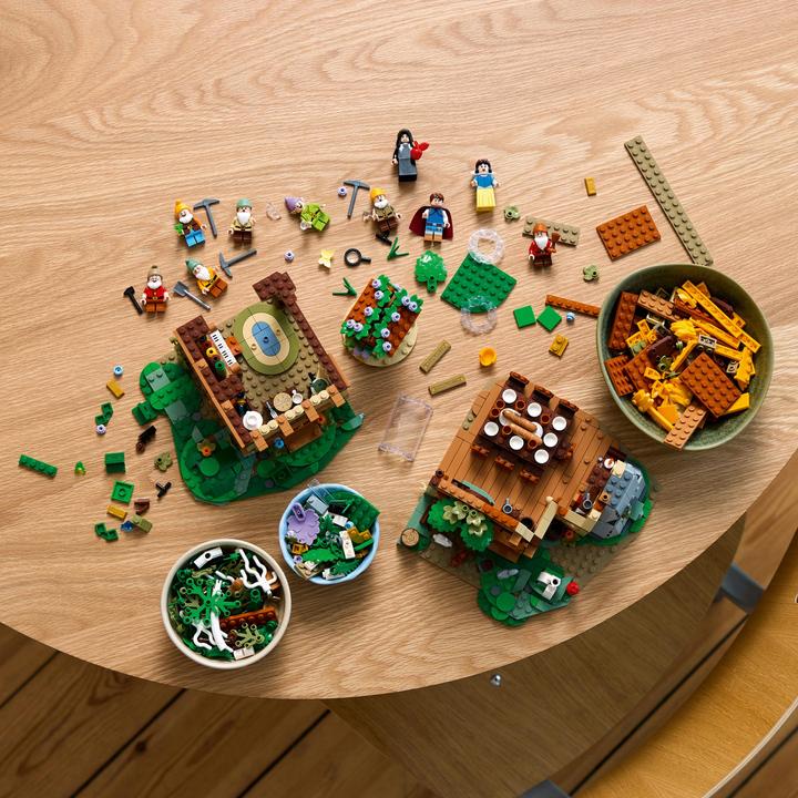 Actual product image LEGO The hut of Snow White and the Seven Dwarfs (43242, LEGO Disney)