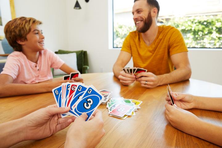 Produktbild Mattel Games Uno Kartenspiel Deluxe in Metalldose (Deutsch, Französisch, Italienisch)