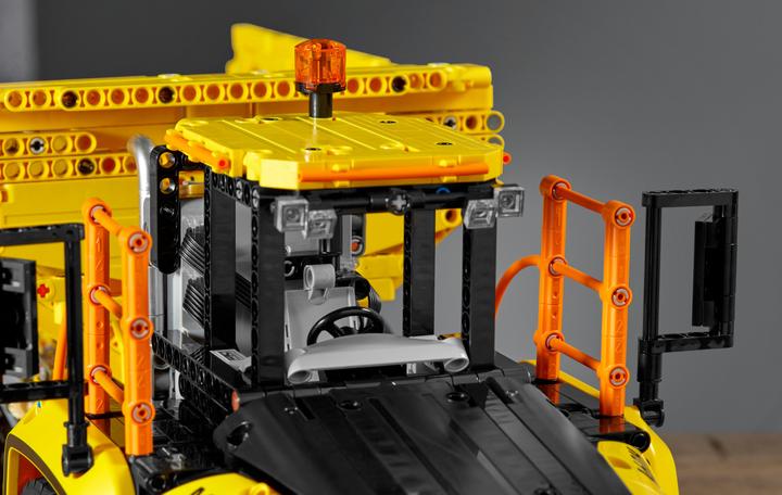 Actual product image LEGO Volvo articulated dumper (6x6) (42114, LEGO Technic)