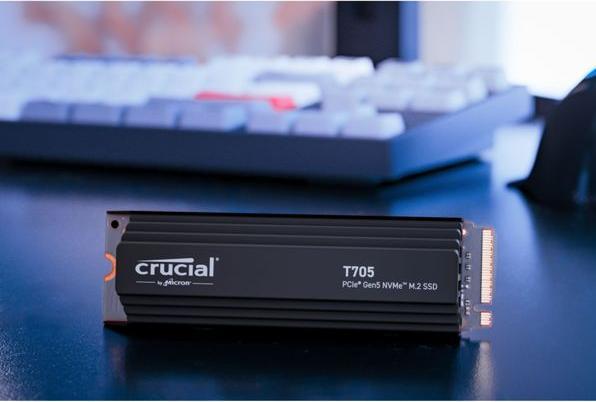 Produktbild Crucial T705 mit Kühlkörper (2000 GB, M.2 2280)