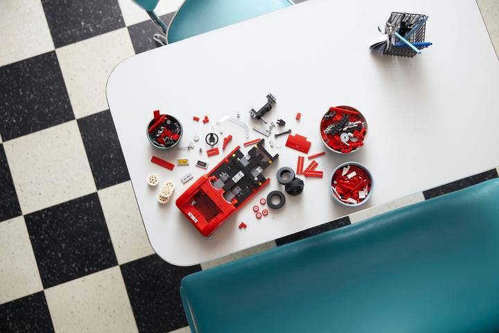 Actual product image LEGO Icons Corvette (10321, LEGO Icons)