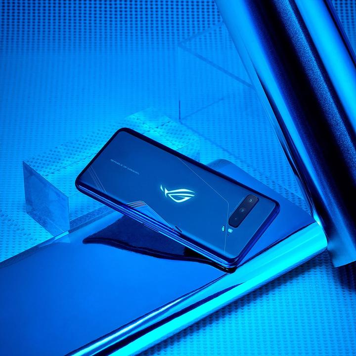 Actual product image ASUS ROG Phone 3 (12GB) (512 GB, Black, 6.59", Dual SIM, 64 Mpx, 5G)