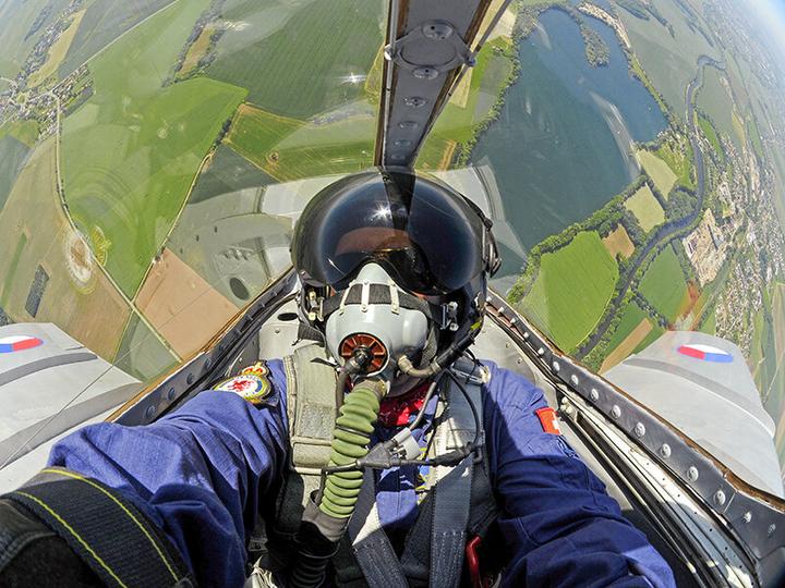 Actual product image Smartbox Pilote d'1 jour en République tchèque : vol de 20 minutes en avion de chasse MIG-15 (1 pers.)