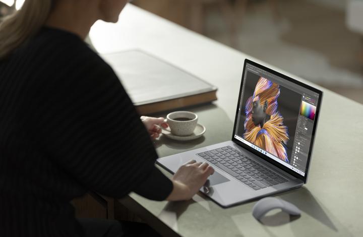 Immagine prodotto Microsoft Surface Laptop 4 for Business (15", AMD Ryzen 7 4980U, 8 GB, 256 GB, DE)