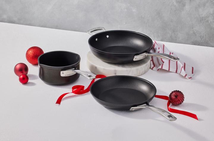 Immagine prodotto Le Creuset Set di pentole antiaderenti in alluminio da 24/26 cm, bricco per il latte (Pentola, Padella per friggere, Tegame, Alluminio)
