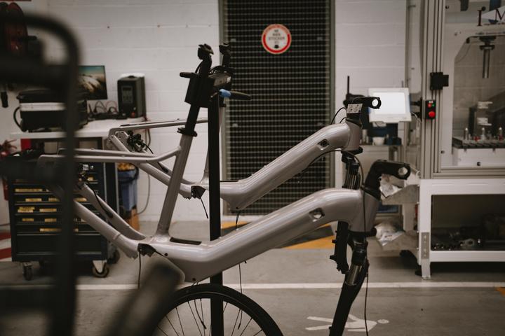 Image du produit Rockrider E-Bike Vélo de randonnée 28 pouces E-ACTV 900 boîte automatique accès bas - gris