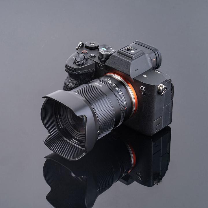 Immagine prodotto TTArtisan 75 mm f2.0 con autofocus e mini luce LED compatibile con l'attacco E di Sony (Sony E, Full-frame)