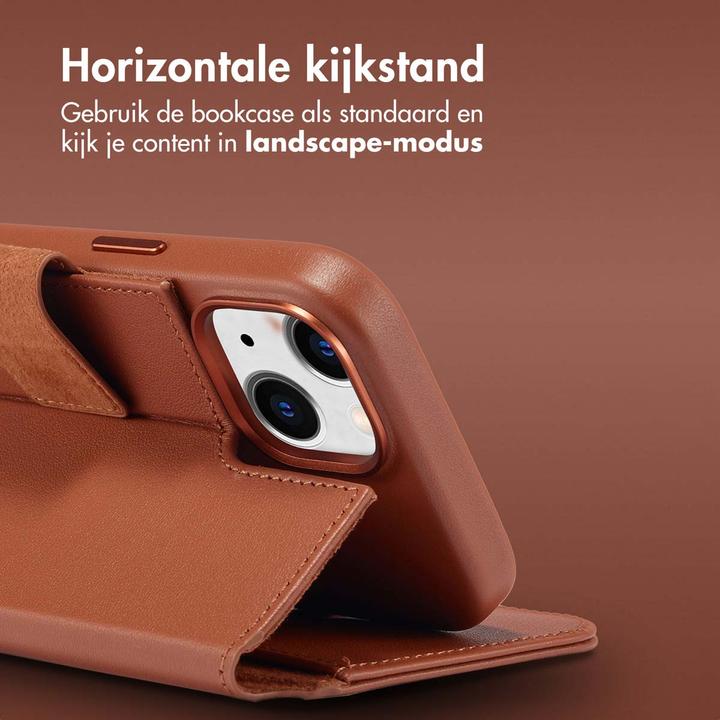 Produktbild Accezz Leather Bookcase 2-in-1 met MagSafe iPhone 15 - Sienna Brown (Apple iPhone 15)