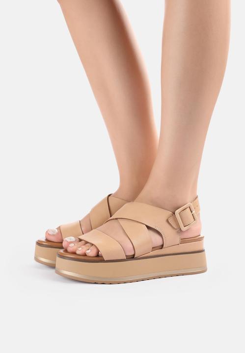 Produktbild Inuovo Diese trendige Keilsandalette aus hochwertigem Leder von ist der optimale Begleiter für die w (37)