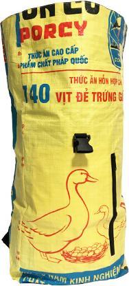 Immagine prodotto Bekos Upcycling - Zaino per corriere realizzato con sacchi di mangime per anatre riciclati (40 l)