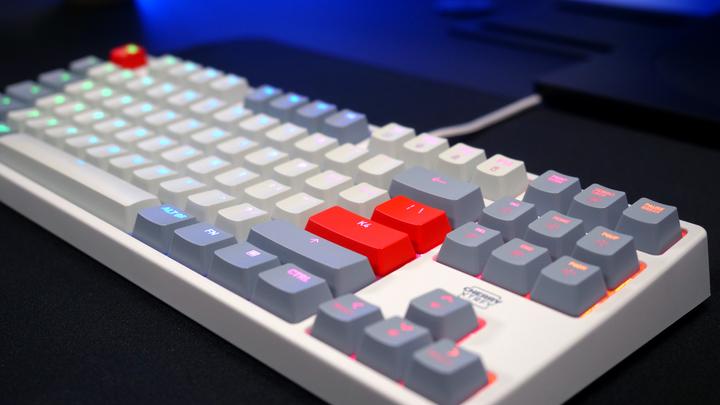 Actual product image CHERRY XTRFY K4V2 TKL keyboard, retro (US, Cable)