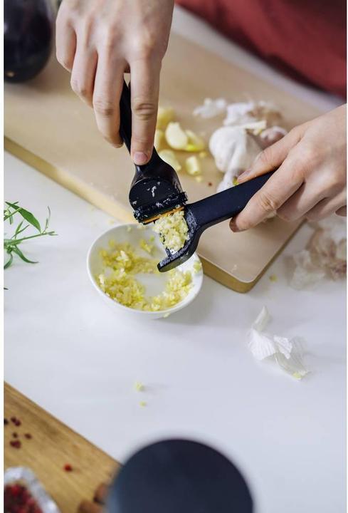 Actual product image Fiskars 1028361 Functional Form, garlic press