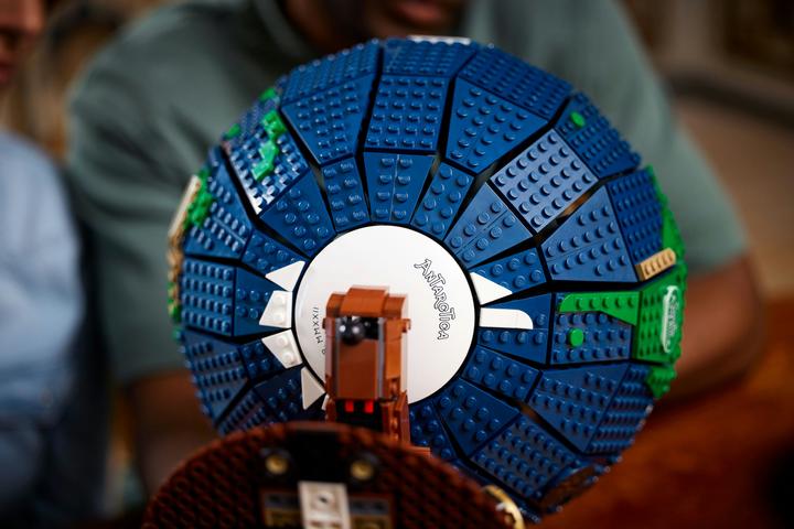 Actual product image LEGO Globe (21332, LEGO Ideas, LEGO Rare Sets)