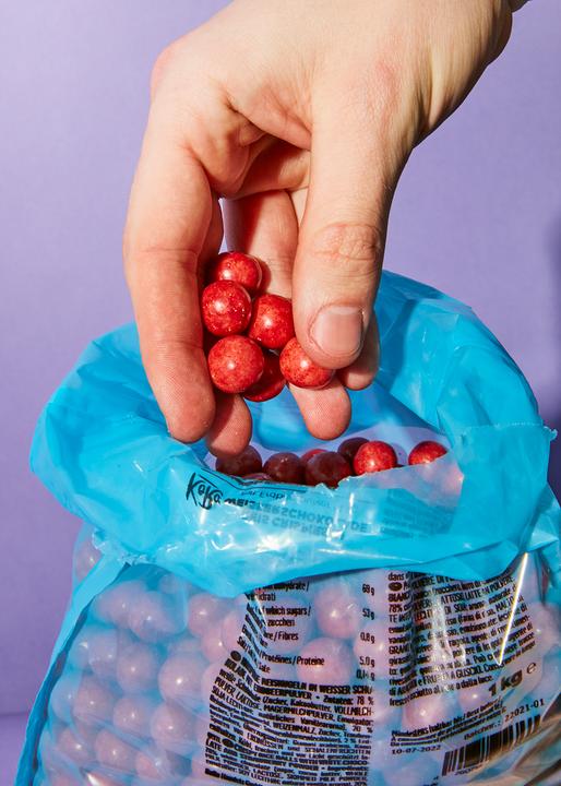 Produktbild KoRo Reis-Crispies in weisser Schokolade mit Erdbeerpulver (1000 g)