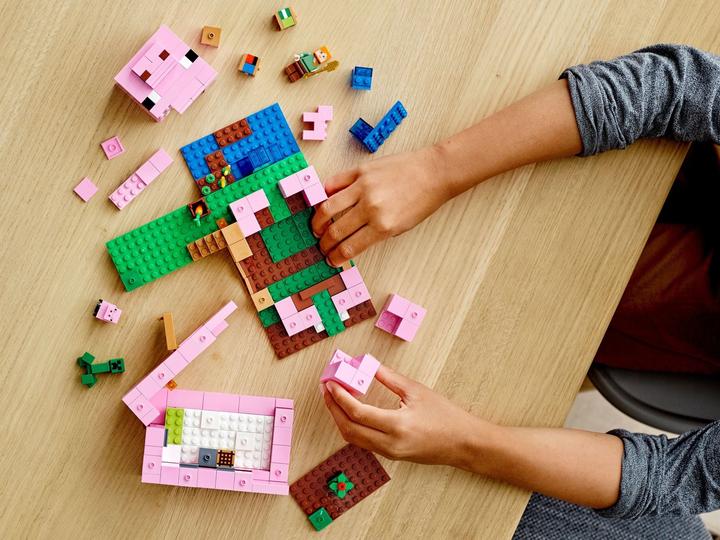 Actual product image LEGO The Pig House (21170, LEGO Minecraft)
