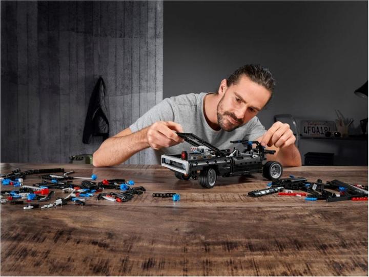 Actual product image LEGO Dom's Dodge Charger (42111, LEGO Technic)