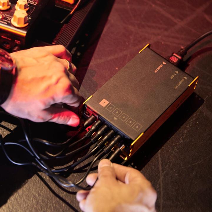 Produktbild Palmer Audio PWT 06 IEC - Universal Pedalboard Netzteil mit USB (Gitarre)