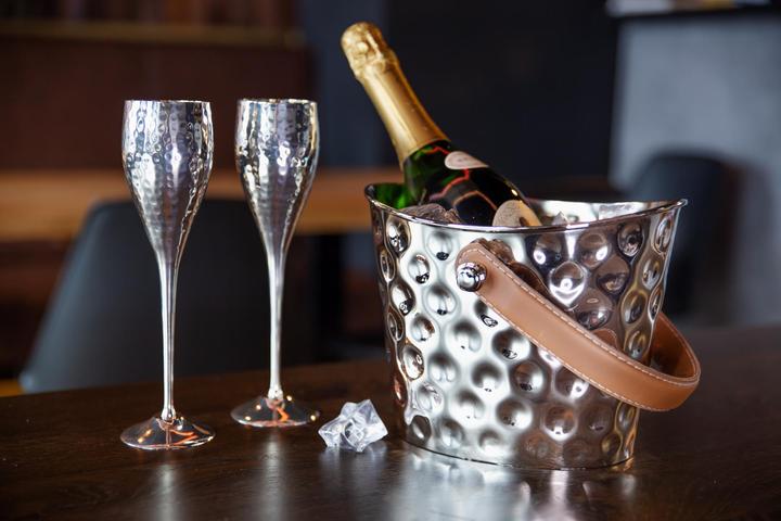 Actual product image Edzard Gilbert stainless steel ice bucket & wine cooler with leather handle 23 x 17 cm - hammered