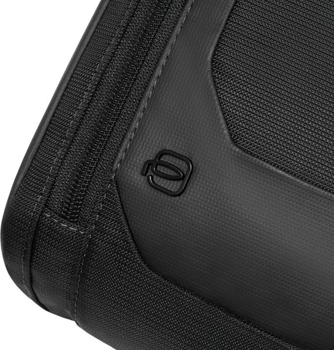 Actual product image Piquadro Umhängetasche aus recyceltem Stoff und Leder