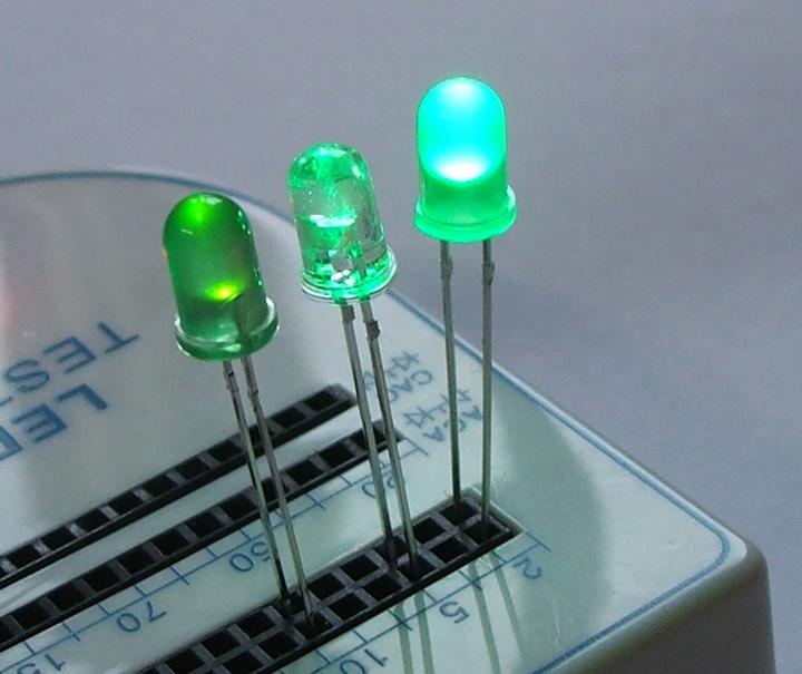 Image du produit OEM LED verte super lumineuse dans un boîtier transparent 5mm